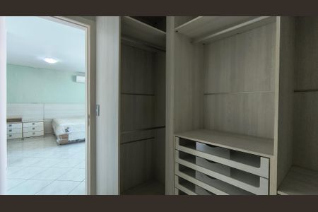 Casa de condomínio à venda com 300m², 3 quartos e 2 vagasCloset da Suíte 1