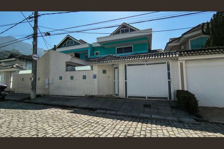 Casa de condomínio à venda com 300m², 3 quartos e 2 vagasFachada da Casa