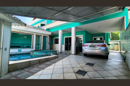 Casa de condomínio à venda com 300m², 3 quartos e 2 vagasQuintal