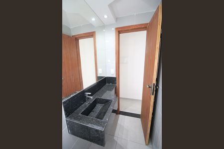 Casa à venda com 320m², 4 quartos e 2 vagasBanheiro 2