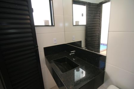 Casa à venda com 320m², 4 quartos e 2 vagasBanheiro da Área comum