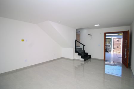 Sala de casa à venda com 4 quartos, 320m² em Jardim Guanabara, Rio de Janeiro