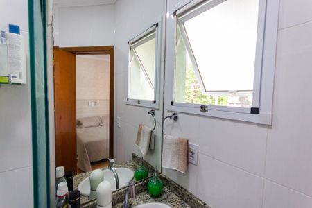 Apartamento à venda com 180m², 3 quartos e 2 vagas Apartamento à venda com 180m², 3 quartos e 2 vagasBanheiro da Suíte