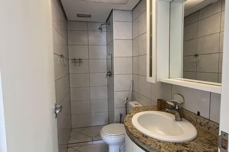 Banheiro da Suíte 1 de apartamento para alugar com 2 quartos, 70m² em Boqueirão, Santos