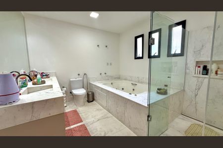 Casa de condomínio à venda com 533m², 4 quartos e 4 vagas Casa de condomínio à venda com 533m², 4 quartos e 4 vagasBanheiro