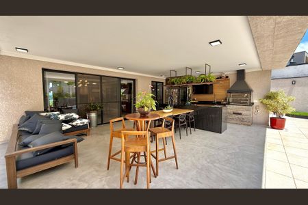 Casa de condomínio à venda com 533m², 4 quartos e 4 vagas Casa de condomínio à venda com 533m², 4 quartos e 4 vagasVaranda