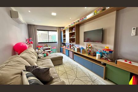 Casa de condomínio à venda com 533m², 4 quartos e 4 vagas Casa de condomínio à venda com 533m², 4 quartos e 4 vagasSala