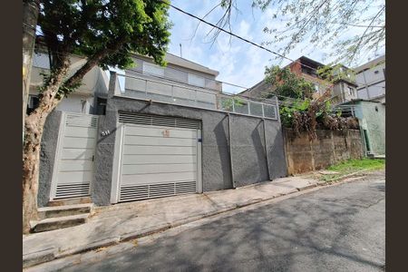 Casa à venda com 300m², 5 quartos e 3 vagas Casa à venda com 300m², 5 quartos e 3 vagasFachada
