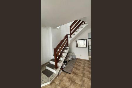 Casa à venda com 200m², 3 quartos e 4 vagas Casa à venda com 200m², 3 quartos e 4 vagasEscada