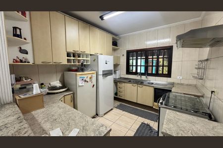 Casa à venda com 200m², 3 quartos e 4 vagas Casa à venda com 200m², 3 quartos e 4 vagasCozinha