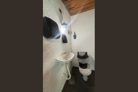 Casa à venda com 200m², 3 quartos e 4 vagas Casa à venda com 200m², 3 quartos e 4 vagas Banheiro externo