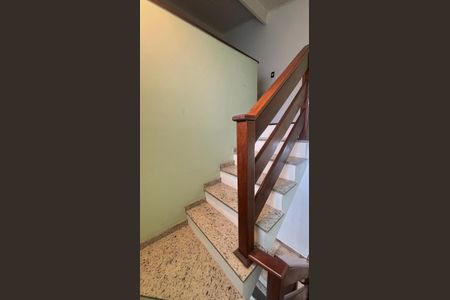 Casa à venda com 200m², 3 quartos e 4 vagas Casa à venda com 200m², 3 quartos e 4 vagasEscada