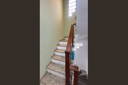 Casa à venda com 200m², 3 quartos e 4 vagas Casa à venda com 200m², 3 quartos e 4 vagasEscada