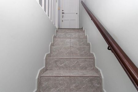 Casa à venda com 173m², 2 quartos e 1 vaga Casa à venda com 173m², 2 quartos e 1 vagaEscada