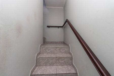 Casa à venda com 173m², 2 quartos e 1 vaga Casa à venda com 173m², 2 quartos e 1 vagaEscada