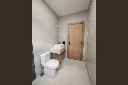 Casa para alugar com 384m², 4 quartos e 4 vagas Casa para alugar com 384m², 4 quartos e 4 vagasBanheiro