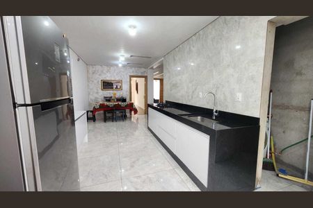 Casa para alugar com 384m², 4 quartos e 4 vagas Casa para alugar com 384m², 4 quartos e 4 vagasCozinha