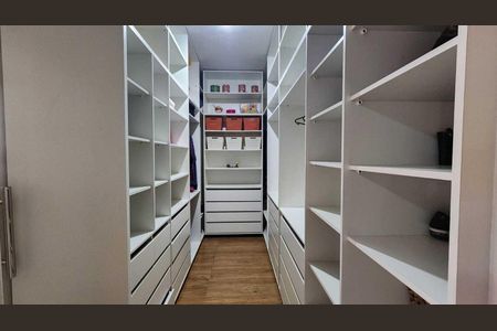 Casa para alugar com 384m², 4 quartos e 4 vagas Casa para alugar com 384m², 4 quartos e 4 vagasCloset