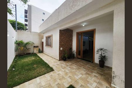 Casa para alugar com 384m², 4 quartos e 4 vagas Casa para alugar com 384m², 4 quartos e 4 vagasQuintal