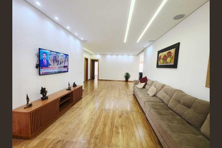 Casa para alugar com 384m², 4 quartos e 4 vagas Casa para alugar com 384m², 4 quartos e 4 vagasSala