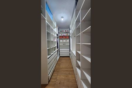 Casa para alugar com 384m², 4 quartos e 4 vagas Casa para alugar com 384m², 4 quartos e 4 vagasCloset