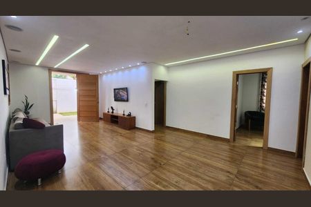Casa para alugar com 384m², 4 quartos e 4 vagas Casa para alugar com 384m², 4 quartos e 4 vagasSala