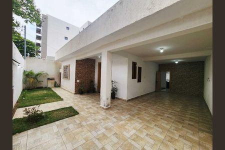 Casa para alugar com 384m², 4 quartos e 4 vagas Casa para alugar com 384m², 4 quartos e 4 vagasQuintal