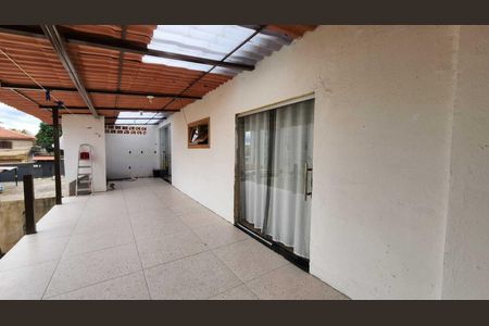 Casa para alugar com 384m², 4 quartos e 4 vagas Casa para alugar com 384m², 4 quartos e 4 vagasVaranda