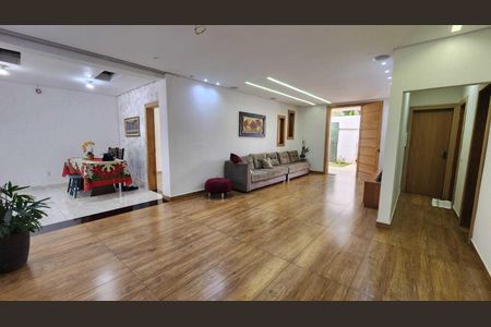 Casa para alugar com 384m², 4 quartos e 4 vagas Casa para alugar com 384m², 4 quartos e 4 vagasSala