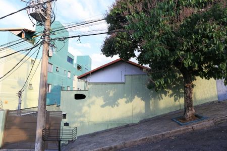 Casa à venda com 62m², 2 quartos e 1 vaga Casa à venda com 62m², 2 quartos e 1 vagaFachada
