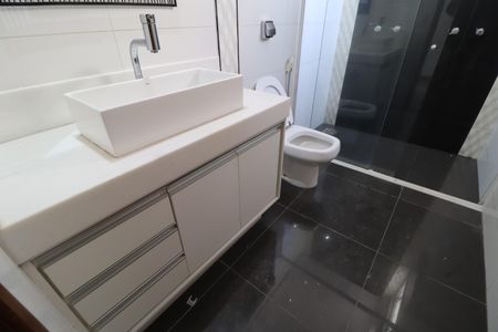 Casa de condomínio para alugar com 300m², 3 quartos e 4 vagasBanheiro da Suíte