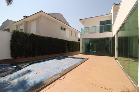 Casa de condomínio para alugar com 300m², 3 quartos e 4 vagasPiscina