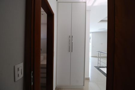 Casa de condomínio para alugar com 300m², 3 quartos e 4 vagasCorredor - Armário