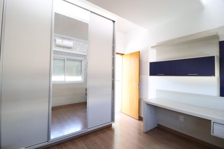 Casa de condomínio para alugar com 300m², 3 quartos e 4 vagasQuarto 1