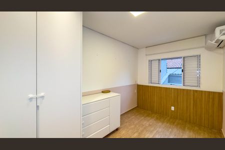 Casa à venda com 220m², 3 quartos e 2 vagasSuíte 2