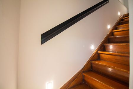 Casa à venda com 220m², 3 quartos e 2 vagasEscada