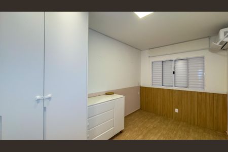 Casa à venda com 220m², 3 quartos e 2 vagasSuíte 2