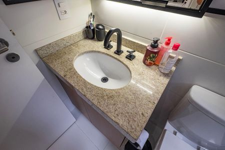 Apartamento à venda com 74m², 1 quarto e 2 vagas Apartamento à venda com 74m², 1 quarto e 2 vagasBanheiro da Suíte