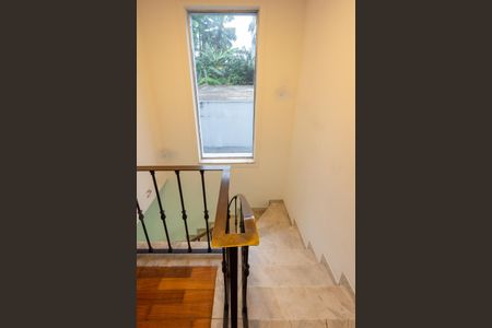 Casa para alugar com 200m², 3 quartos e 3 vagasEscadas