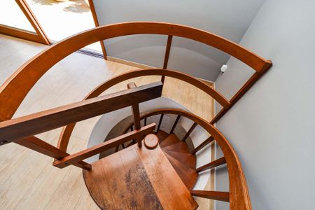 Apartamento à venda com 191m², 3 quartos e 2 vagas Apartamento à venda com 191m², 3 quartos e 2 vagasEscada