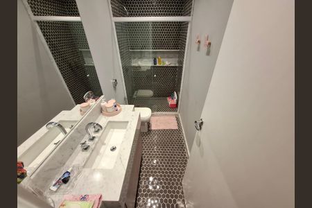 Apartamento à venda com 234m², 3 quartos e 1 vaga Apartamento à venda com 234m², 3 quartos e 1 vagaBanheiro da Suíte 3