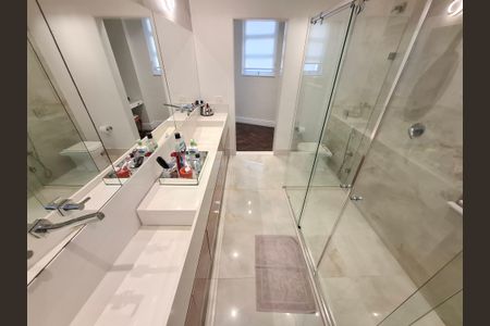 Apartamento à venda com 234m², 3 quartos e 1 vaga Apartamento à venda com 234m², 3 quartos e 1 vagaBanheiro da Suíte 1