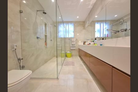 Apartamento à venda com 234m², 3 quartos e 1 vaga Apartamento à venda com 234m², 3 quartos e 1 vagaBanheiro da Suíte 1