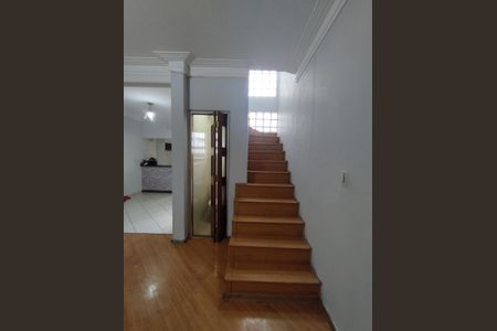Casa à venda com 212m², 4 quartos e 2 vagasSala