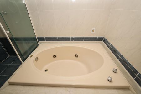 Apartamento para alugar com 212m², 4 quartos e 4 vagas Apartamento para alugar com 212m², 4 quartos e 4 vagasBanheiro da Suíte 1