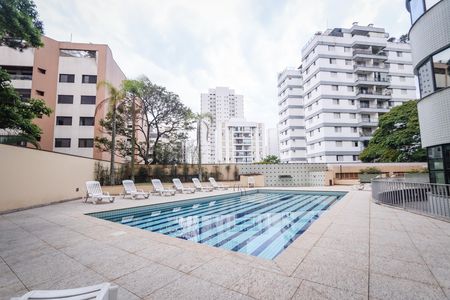 Apartamento para alugar com 212m², 4 quartos e 4 vagas Apartamento para alugar com 212m², 4 quartos e 4 vagasÁrea comum - Piscina