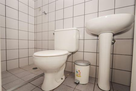 Apartamento para alugar com 212m², 4 quartos e 4 vagas Apartamento para alugar com 212m², 4 quartos e 4 vagasBanheiro de Serviço