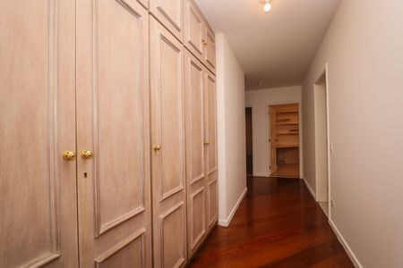 Apartamento para alugar com 212m², 4 quartos e 4 vagas Apartamento para alugar com 212m², 4 quartos e 4 vagasCorredor