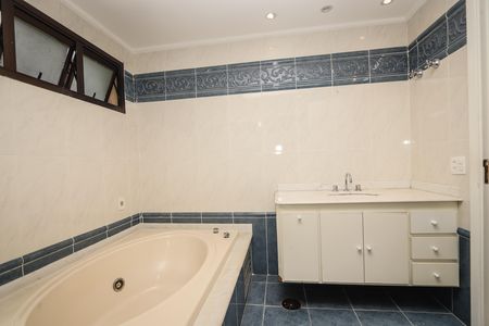 Apartamento para alugar com 212m², 4 quartos e 4 vagas Apartamento para alugar com 212m², 4 quartos e 4 vagasBanheiro da Suíte 1