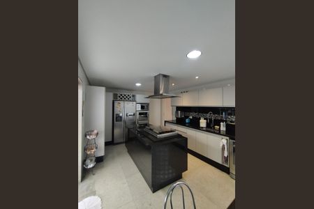 Casa à venda com 311m², 4 quartos e 4 vagasCozinha - Torneira